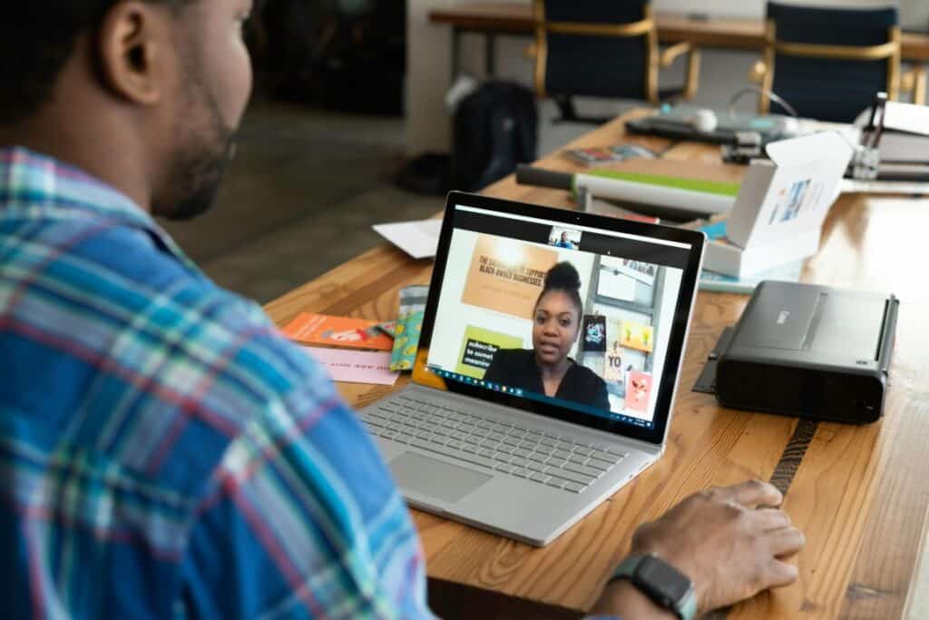 Participant échangeant en visioconférence lors d’une réunion en ligne
